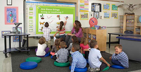 Воспитатель работает с группой детского сада на интерактивной доске