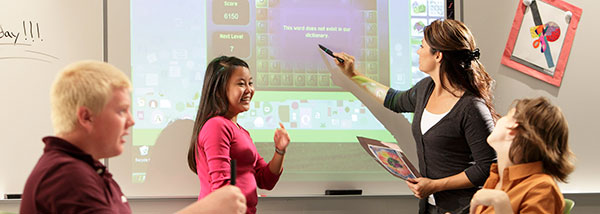 Использование интерактивной доски в учебном классе, учитель работает на интерактивной доске вместе с учеником